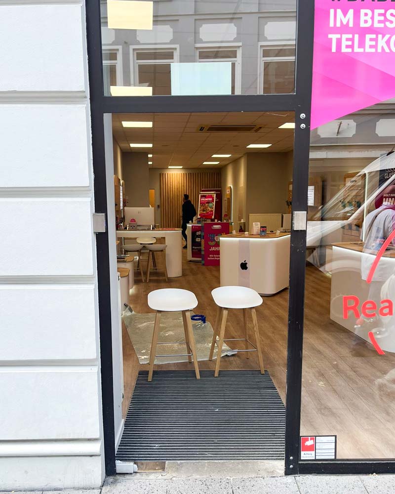 Notverglasung für einen O₂ Handyshop 1 Notverglasung O2