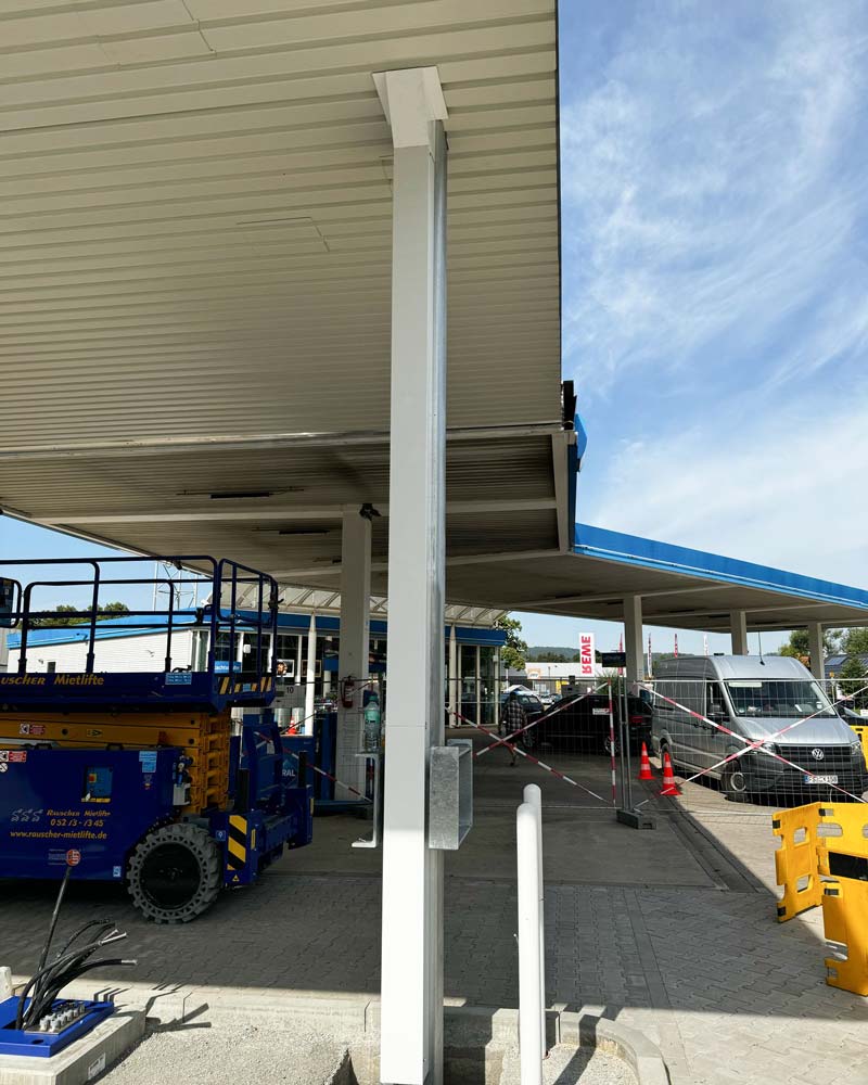 Erweiterung des Tankdachs bei einer Aral-Tankstelle 8 neues Tankdach Aral
